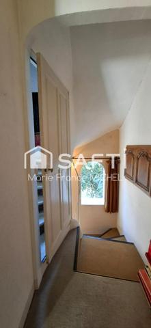 Au cœur de Pernes-les-Fontaines, charmante maison en pierre de 170 m² offrant authenticité . Jardin intime, grand garage, beaux volumes. À deux pas des commerces, écoles et commodités du village. Une rare opportunité pour vivre dans un cadre paisible, tout en restant proche de tout.