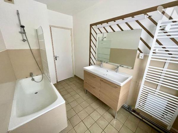 APPARTEMENT EN CENTRE VILLE DANS RESIDENCE AVEC ASCENSEUR
A VENDRE A RETHEL 

Appartement li...