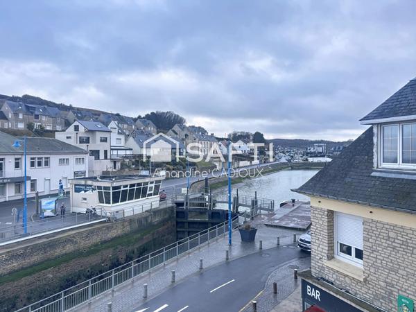 située à  Port en Bessin avec vue sur la mer