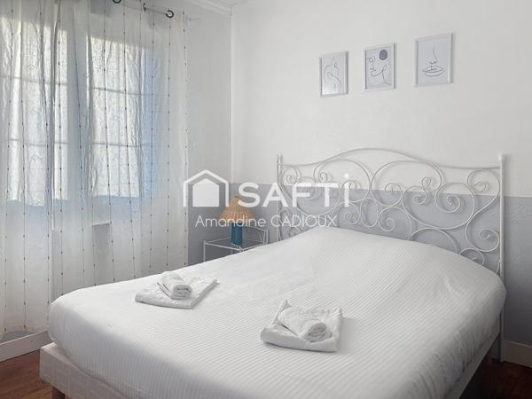 située à  Port en Bessin avec vue sur la mer