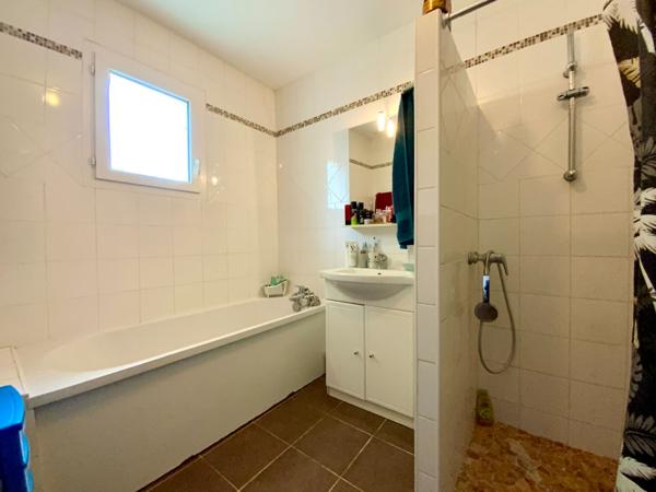 Maison de plain-pied avec piscine