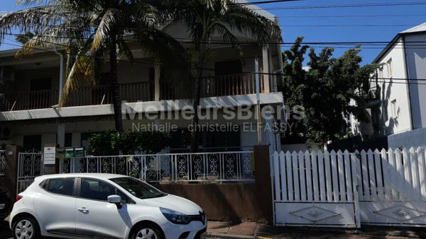 Saint pierre, plein centre ville, maison à 2 étages