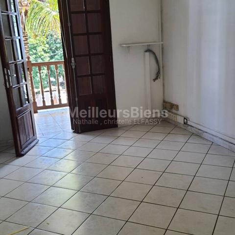 Saint pierre, plein centre ville, maison à 2 étages