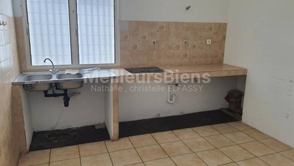 Saint pierre, plein centre ville, maison à 2 étages