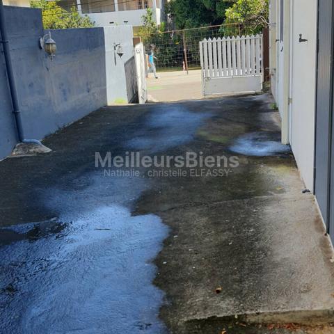 Saint pierre, plein centre ville, maison à 2 étages