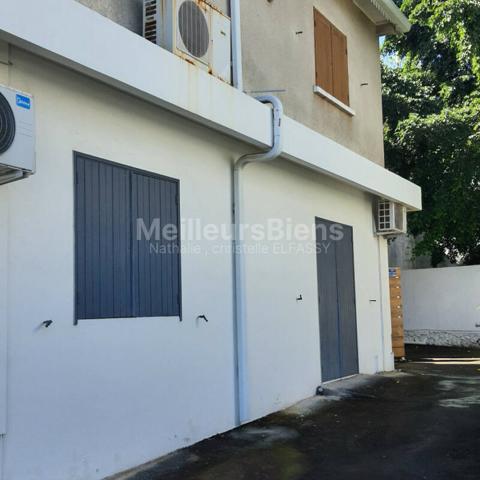 Saint pierre, plein centre ville, maison à 2 étages