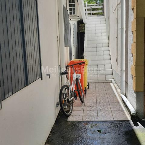 Saint pierre, plein centre ville, maison à 2 étages