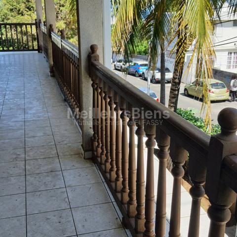 Saint pierre, plein centre ville, maison à 2 étages