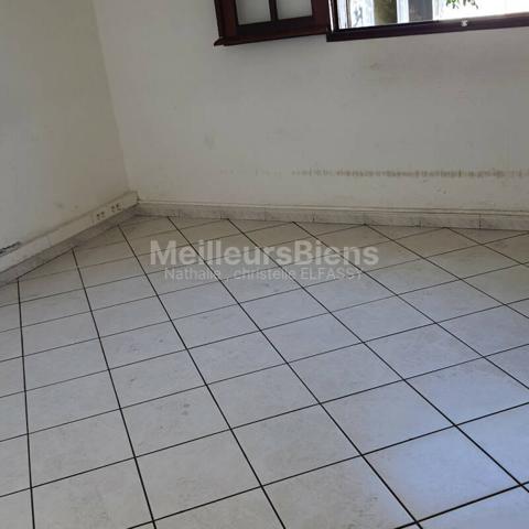 Saint pierre, plein centre ville, maison à 2 étages