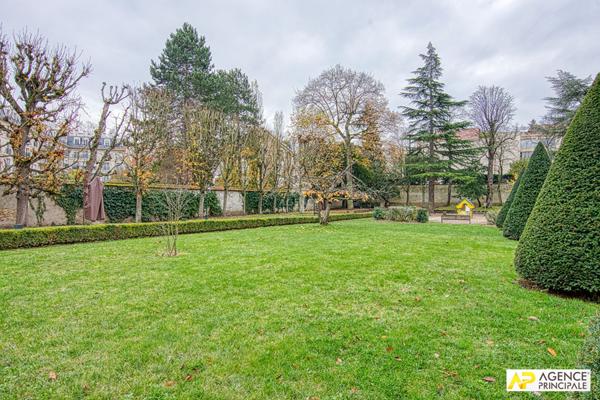 Versailles Notre Dame - Studio/2 pieces de 38.20 m² carrez situé au 1er étage avec ascenseur et box €345 000 ** - Référence 27311