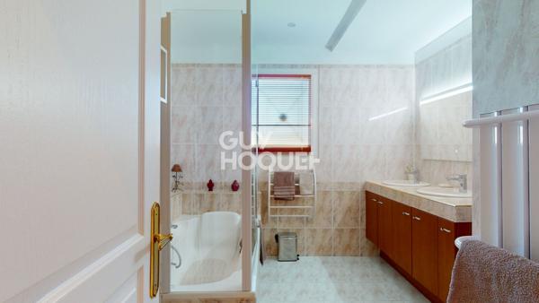 Maison T5 de plain-pied de 164 m2 sur une parcelle d'environ 1 220 m2