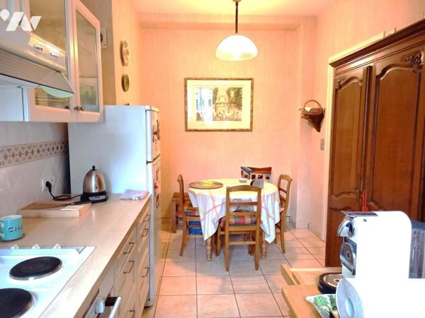 TOURS HALLES T3 de 100 m2 + cave + doit au stationnement