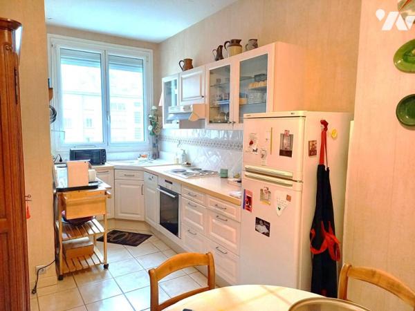 TOURS HALLES T3 de 100 m2 + cave + doit au stationnement