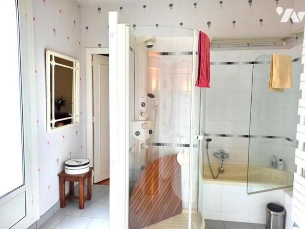 TOURS HALLES T3 de 100 m2 + cave + doit au stationnement