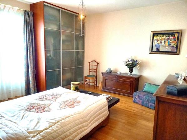 TOURS HALLES T3 de 100 m2 + cave + doit au stationnement