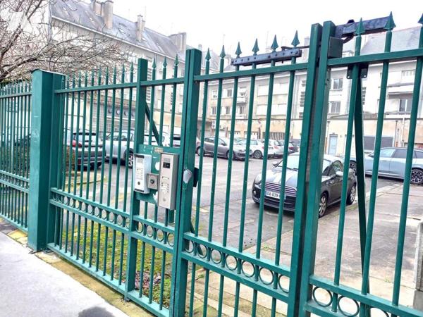 TOURS HALLES T3 de 100 m2 + cave + doit au stationnement