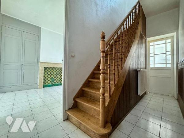 Cette maison mitoyenne de 1930, d'une surface habitable de 84.28 m² est située sur un terrain d...