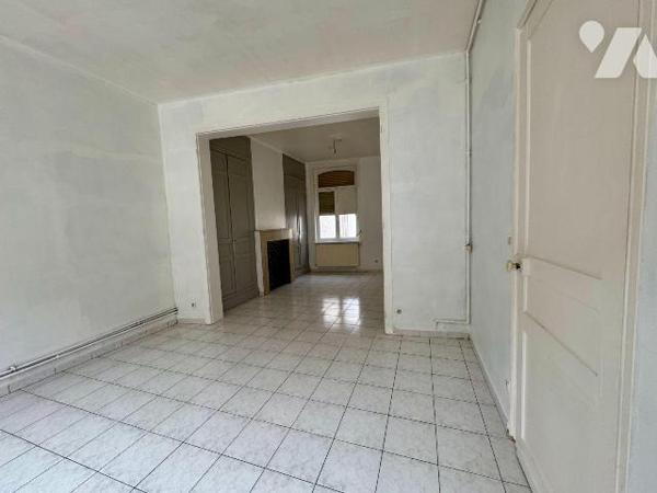 Cette maison mitoyenne de 1930, d'une surface habitable de 84.28 m² est située sur un terrain d...