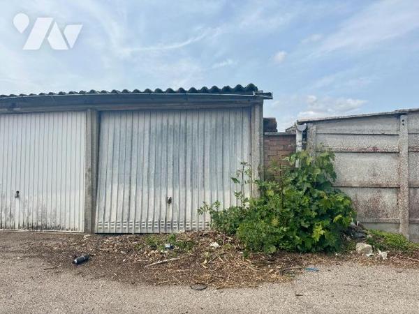 Cette maison mitoyenne de 1930, d'une surface habitable de 84.28 m² est située sur un terrain d...