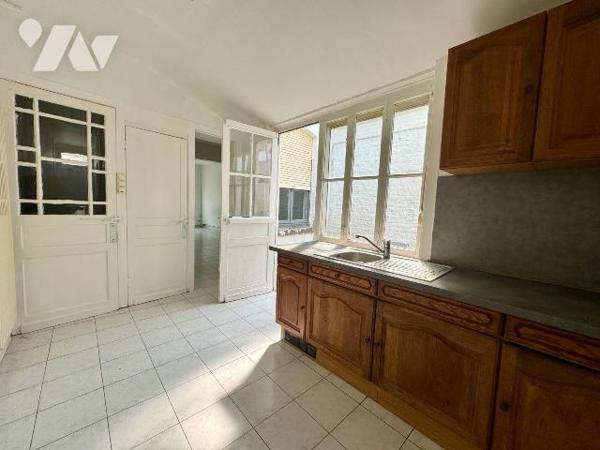 Cette maison mitoyenne de 1930, d'une surface habitable de 84.28 m² est située sur un terrain d...