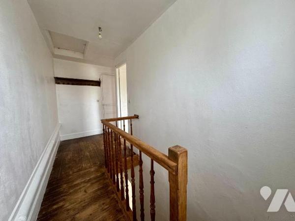 Cette maison mitoyenne de 1930, d'une surface habitable de 84.28 m² est située sur un terrain d...