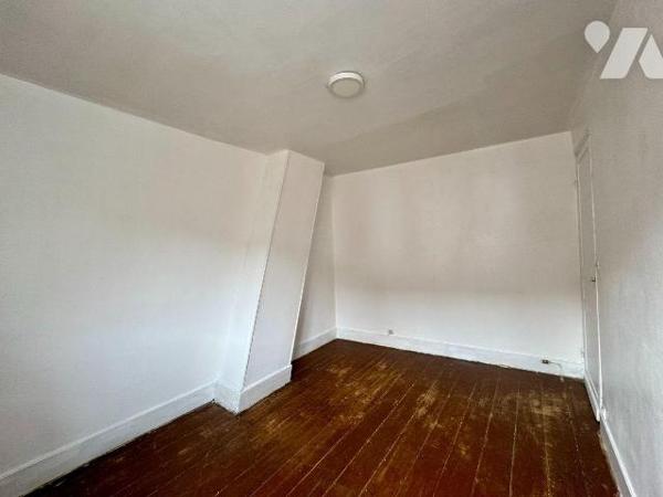 Cette maison mitoyenne de 1930, d'une surface habitable de 84.28 m² est située sur un terrain d...