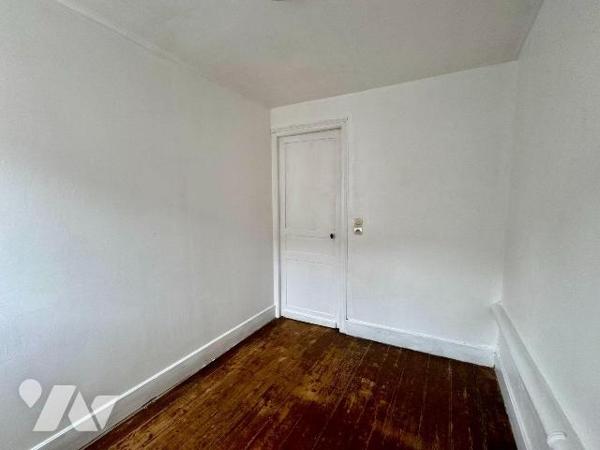 Cette maison mitoyenne de 1930, d'une surface habitable de 84.28 m² est située sur un terrain d...