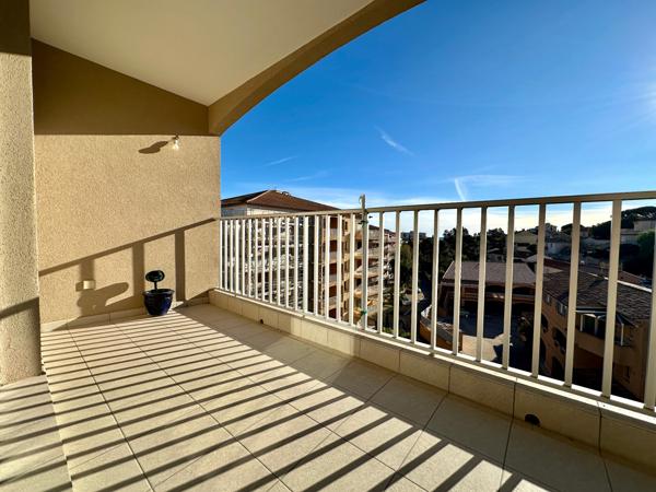 STUDIO CABINE DE 25 M2 AVEC APPERCU MER PROCHE CENTRE VILLE