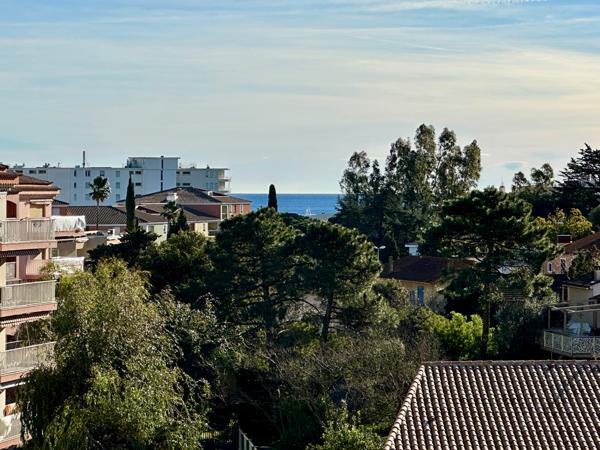 STUDIO CABINE DE 25 M2 AVEC APPERCU MER PROCHE CENTRE VILLE