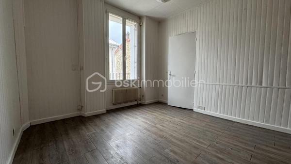 *** EXCLUSIVITE BSK IMMO ***

Au calme, idéalement situé dans un ancien corps de ferme rénovée (toiture et isolation extérieure), venez découvrir ce studio pour habiter ou mettre en location. 

Il se compose d'une cuisine, d'un salon et d'une salle d'eau avec WC séparés - et d'une cave. 

Parkings à proximité. Bus à 2 min pour RER D.

Rénovation à prévoir mais bonne RENTABILITE locative : loyer environ 590 euros/mois - faibles charges de copro !
Plus d'informations par téléphone.

Visite sur RDV