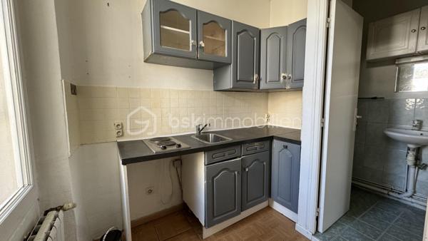 *** EXCLUSIVITE BSK IMMO ***

Au calme, idéalement situé dans un ancien corps de ferme rénovée (toiture et isolation extérieure), venez découvrir ce studio pour habiter ou mettre en location. 

Il se compose d'une cuisine, d'un salon et d'une salle d'eau avec WC séparés - et d'une cave. 

Parkings à proximité. Bus à 2 min pour RER D.

Rénovation à prévoir mais bonne RENTABILITE locative : loyer environ 590 euros/mois - faibles charges de copro !
Plus d'informations par téléphone.

Visite sur RDV