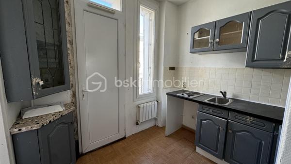 *** EXCLUSIVITE BSK IMMO ***

Au calme, idéalement situé dans un ancien corps de ferme rénovée (toiture et isolation extérieure), venez découvrir ce studio pour habiter ou mettre en location. 

Il se compose d'une cuisine, d'un salon et d'une salle d'eau avec WC séparés - et d'une cave. 

Parkings à proximité. Bus à 2 min pour RER D.

Rénovation à prévoir mais bonne RENTABILITE locative : loyer environ 590 euros/mois - faibles charges de copro !
Plus d'informations par téléphone.

Visite sur RDV