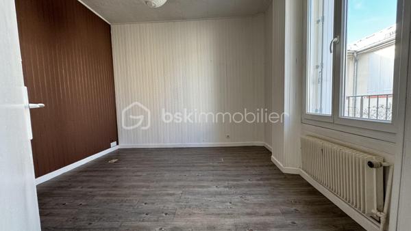 *** EXCLUSIVITE BSK IMMO ***

Au calme, idéalement situé dans un ancien corps de ferme rénovée (toiture et isolation extérieure), venez découvrir ce studio pour habiter ou mettre en location. 

Il se compose d'une cuisine, d'un salon et d'une salle d'eau avec WC séparés - et d'une cave. 

Parkings à proximité. Bus à 2 min pour RER D.

Rénovation à prévoir mais bonne RENTABILITE locative : loyer environ 590 euros/mois - faibles charges de copro !
Plus d'informations par téléphone.

Visite sur RDV