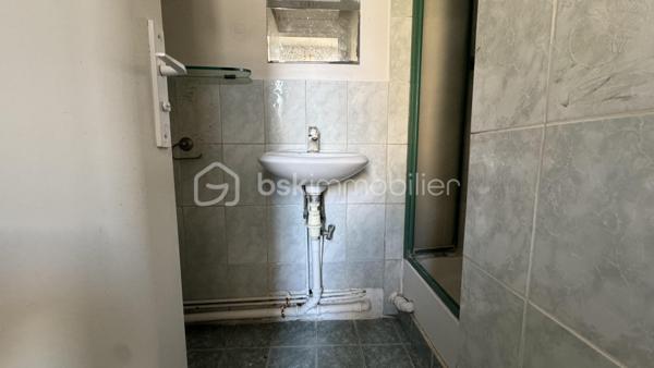 *** EXCLUSIVITE BSK IMMO ***

Au calme, idéalement situé dans un ancien corps de ferme rénovée (toiture et isolation extérieure), venez découvrir ce studio pour habiter ou mettre en location. 

Il se compose d'une cuisine, d'un salon et d'une salle d'eau avec WC séparés - et d'une cave. 

Parkings à proximité. Bus à 2 min pour RER D.

Rénovation à prévoir mais bonne RENTABILITE locative : loyer environ 590 euros/mois - faibles charges de copro !
Plus d'informations par téléphone.

Visite sur RDV