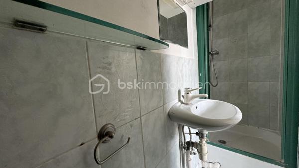 *** EXCLUSIVITE BSK IMMO ***

Au calme, idéalement situé dans un ancien corps de ferme rénovée (toiture et isolation extérieure), venez découvrir ce studio pour habiter ou mettre en location. 

Il se compose d'une cuisine, d'un salon et d'une salle d'eau avec WC séparés - et d'une cave. 

Parkings à proximité. Bus à 2 min pour RER D.

Rénovation à prévoir mais bonne RENTABILITE locative : loyer environ 590 euros/mois - faibles charges de copro !
Plus d'informations par téléphone.

Visite sur RDV