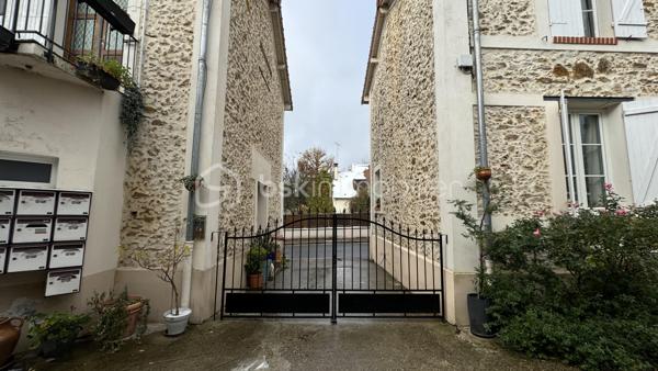 *** EXCLUSIVITE BSK IMMO ***

Au calme, idéalement situé dans un ancien corps de ferme rénovée (toiture et isolation extérieure), venez découvrir ce studio pour habiter ou mettre en location. 

Il se compose d'une cuisine, d'un salon et d'une salle d'eau avec WC séparés - et d'une cave. 

Parkings à proximité. Bus à 2 min pour RER D.

Rénovation à prévoir mais bonne RENTABILITE locative : loyer environ 590 euros/mois - faibles charges de copro !
Plus d'informations par téléphone.

Visite sur RDV