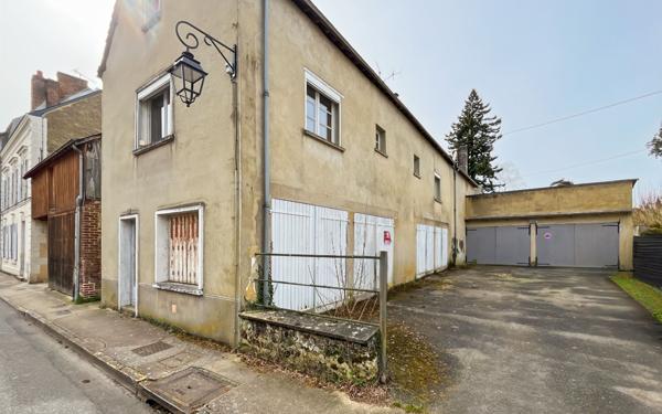 Immeuble à vendre    4 pièces •  Saint-Calais