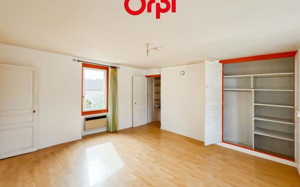 Immeuble à vendre    4 pièces •  Saint-Calais