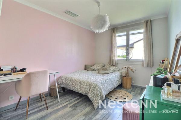 Saint-Priest Manissieux Maison 5 pièces 166m2, terrasse, double garage, terrain 730m2 plat et piscinable.