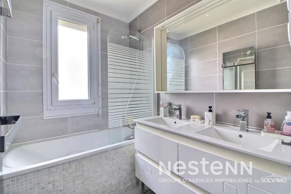 Saint-Priest Manissieux Maison 5 pièces 166m2, terrasse, double garage, terrain 730m2 plat et piscinable.