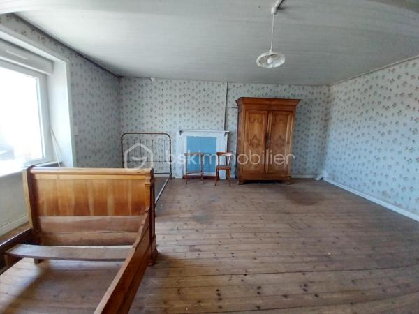 Découvrez cette charmante maison de village en pierre couverte en ardoises naturelles, offrant de beaux volumes et de nombreuses possibilités d'aménagement, moyennant quelques travaux.

Au rez-de-chaussée
-  Une entrée dessert une cuisine, une arrière cuisine ( à un niveau surélevé), une vaste pièce de vie pouvant être aménagée selon vos besoins en salon ou espace familial, une salle d'eau / WC.

Au 1er étage 
- Possibilité de faire 3 chambres, 1 bureau, 1 salle de jeux

Au 2ème étage 
- Un grenier 

Cette maison de caractère séduira les amateurs d'authenticité grâce à ses murs en pierre et ses volumes généreux.
Un aménagement est possible en 2 parties, pour du locatif. 
Elle conviendra aussi bien pour une résidence principale que pour une résidence secondaire ou un projet d'investissement.

À découvrir sans tarder !