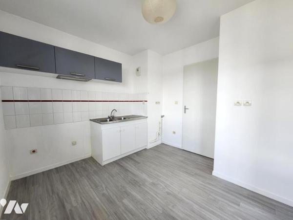 NANTES T2 dernier étage avec balcon, ravalement fait !