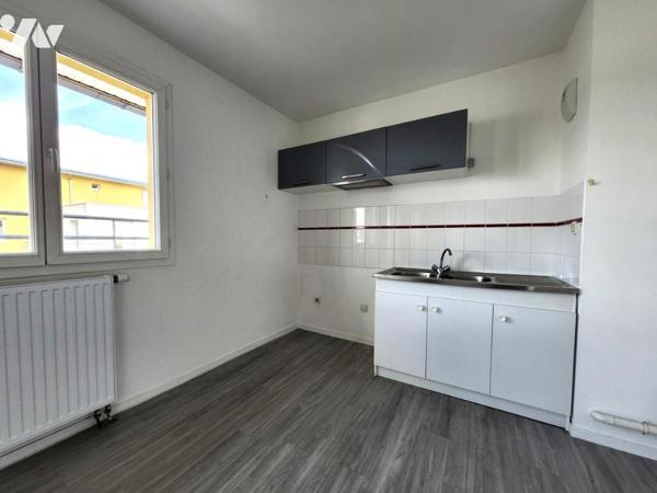 NANTES T2 dernier étage avec balcon, ravalement fait !