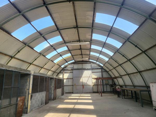 Terrain à usage professionnel de 6 591 m² avec bâtiment de stockage et logement gardien - Carcassonne La Bouriette