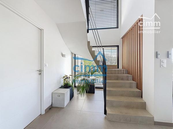 Élégance contemporaine avec vue panoramique :