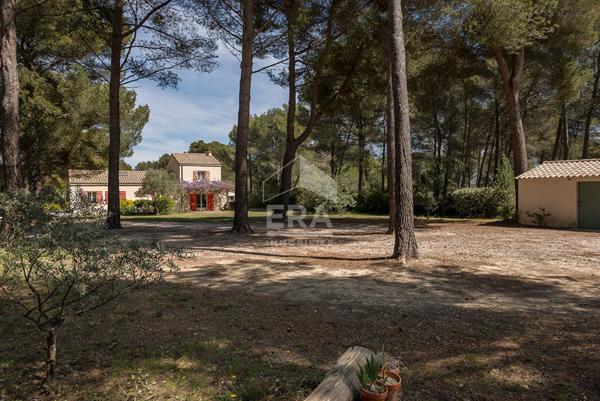 RETOUR A LA VENTE : EGUILLES : Villa principale T5 d'environ 145 m² avec 3 chambres et 1 suite parentale + T2 et studio independants sur un terrain de 4295 m² avec pisicne et abri voitures