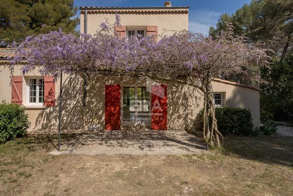 RETOUR A LA VENTE : EGUILLES : Villa principale T5 d'environ 145 m² avec 3 chambres et 1 suite parentale + T2 et studio independants sur un terrain de 4295 m² avec pisicne et abri voitures