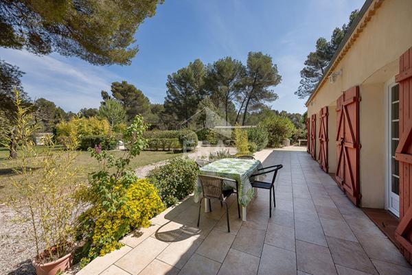 RETOUR A LA VENTE : EGUILLES : Villa principale T5 d'environ 145 m² avec 3 chambres et 1 suite parentale + T2 et studio independants sur un terrain de 4295 m² avec pisicne et abri voitures