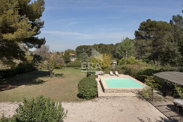 RETOUR A LA VENTE : EGUILLES : Villa principale T5 d'environ 145 m² avec 3 chambres et 1 suite parentale + T2 et studio independants sur un terrain de 4295 m² avec pisicne et abri voitures