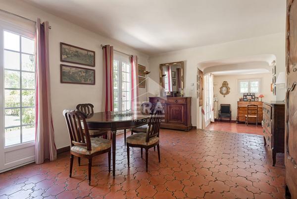 RETOUR A LA VENTE : EGUILLES : Villa principale T5 d'environ 145 m² avec 3 chambres et 1 suite parentale + T2 et studio independants sur un terrain de 4295 m² avec pisicne et abri voitures